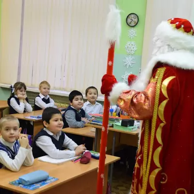 Дед Мороз и дети на домашнем празднике
